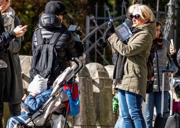 Polacy sporo ryzykują, nie zabezpieczając smartfonów przed hakerami. Eksperci: To może źle się skończyć