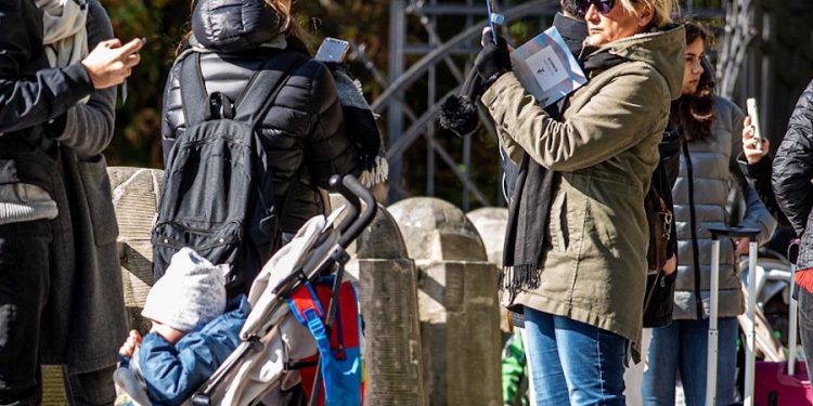 Polacy sporo ryzykują, nie zabezpieczając smartfonów przed hakerami. Eksperci: To może źle się skończyć