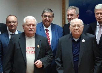 Lech Wałęsa spotkał Michaiła Gorbaczowa. Były prezydent założył specjalną koszulkę