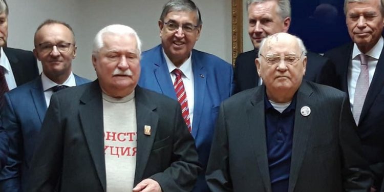 Lech Wałęsa spotkał Michaiła Gorbaczowa. Były prezydent założył specjalną koszulkę