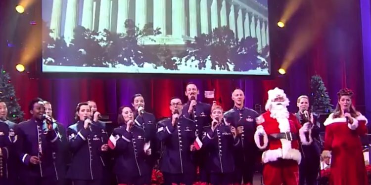 Amerykańscy żołnierze przygotowali się na święta. Zaśpiewali hitowy utwór po polsku. Jak wyszło? [WIDEO]