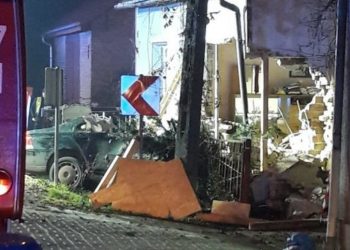 Opolskie: 37-latek wypadł z drogi i wbił się w dom. W środku spała 90-letnia kobieta