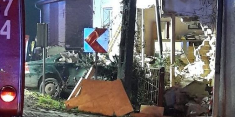 Opolskie: 37-latek wypadł z drogi i wbił się w dom. W środku spała 90-letnia kobieta