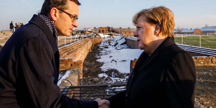 Morawiecki i Merkel w Auschwitz-Birkenau. „Głęboki wstyd wobec barbarzyńskich zbrodni dokonanych przez Niemców”