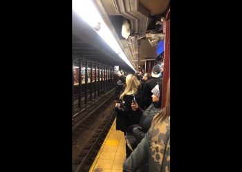 Pasażerowie zaśpiewali świąteczny przebój na stacji metra. Nagranie trafiło do sieci [WIDEO]