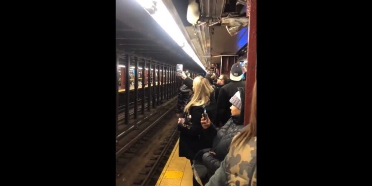Pasażerowie zaśpiewali świąteczny przebój na stacji metra. Nagranie trafiło do sieci [WIDEO]