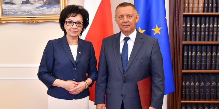 Ogromna rozrzutność Banasia? „SE”: Od września rozdał ponad 3,5 mln zł nagród!