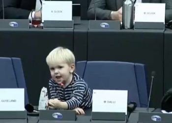 Dziecko złapało mikrofon w PE. Zabawne nagranie [WIDEO]