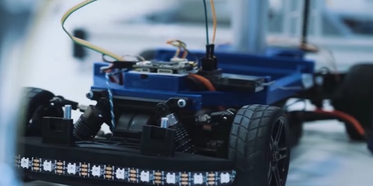 Studenci Politechniki Warszawskiej skonstruowali elektryczny bolid dla niepełnosprawnego chłopca