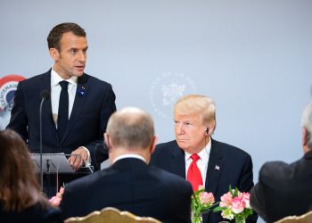 Prezydent Francji zapomniał o życzeniach z okazji Bożego Narodzenia. O świętach wyznawców islamu pamięta…