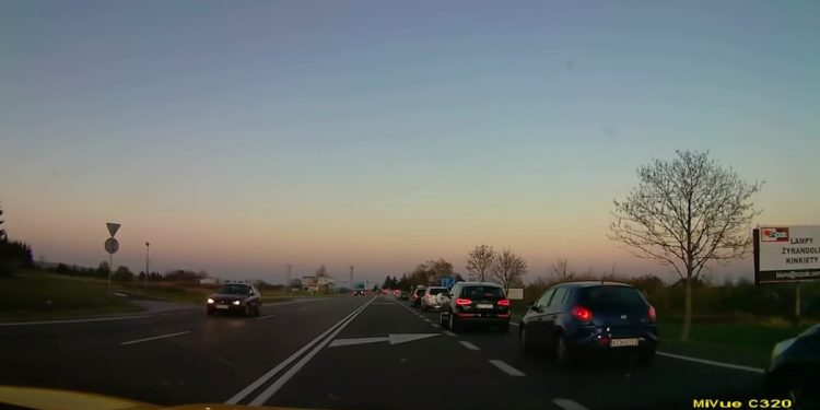Jak się tworzą korki? Kierowca pokazał do czego służy jazda na suwak [WIDEO]