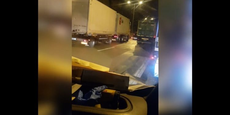 Skandaliczne zachowanie kierowców po wypadku na A2. Strażacy pokazali „korytarz życia” [WIDEO]