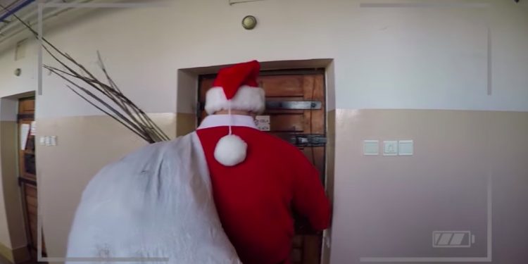 Służba Więzienna żartuje z osadzonych. Mikołaj przyniósł więźniom rózgi [WIDEO]