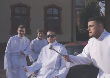 Przeróbka „Ona by tak chciała” podbija sieć. Wykonali ją… ministranci [WIDEO]