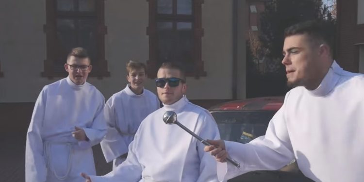 Przeróbka „Ona by tak chciała” podbija sieć. Wykonali ją… ministranci [WIDEO]