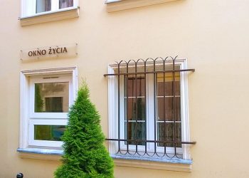 Zostawił 3-letnią córkę w Oknie Życia. Szukają ojca