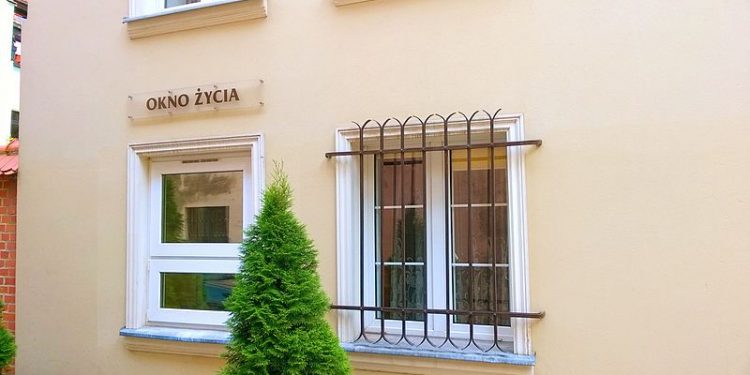 Zostawił 3-letnią córkę w Oknie Życia. Szukają ojca
