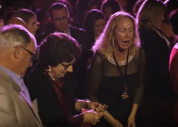 Dostali premię od szefa. Gdy zajrzeli do kopert, oniemieli