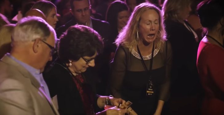 Dostali premię od szefa. Gdy zajrzeli do kopert, oniemieli