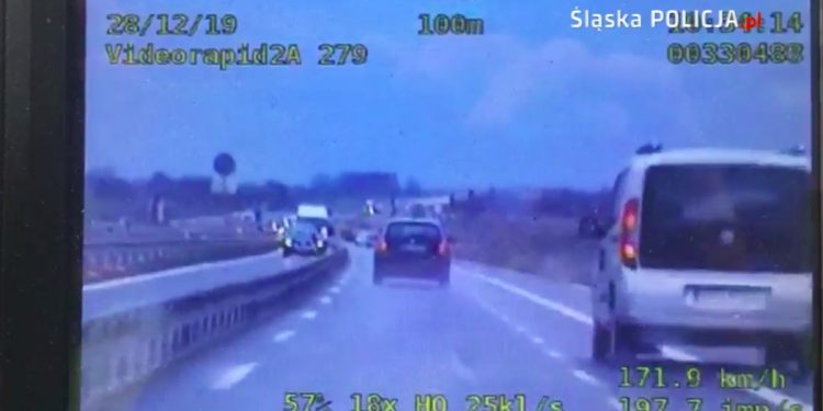 Szaleńczy rajd pirata drogowego. Przekroczył prędkość o ponad 110 km/h! [WIDEO]