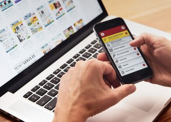 Większość Polaków nie ogranicza reklam na smartfonach. Twierdzą, że blokady niewiele dają