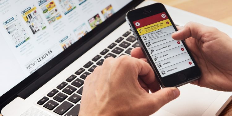 Większość Polaków nie ogranicza reklam na smartfonach. Twierdzą, że blokady niewiele dają