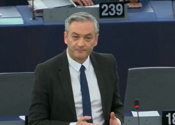 „Rozpoczynam kolejny tydzień 'donoszenia’ na Polskę”. Dziwny wpis Roberta Biedronia