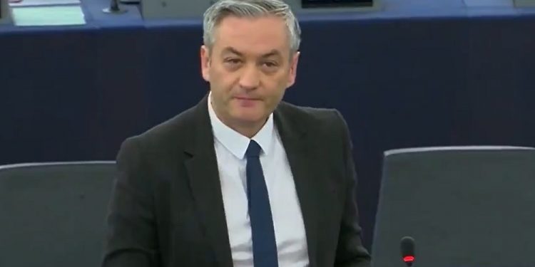 „Rozpoczynam kolejny tydzień 'donoszenia’ na Polskę”. Dziwny wpis Roberta Biedronia
