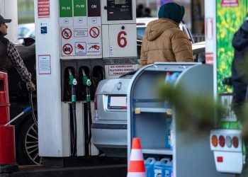 Badanie: W okolicy godziny 16.00 nie warto tankować. Wtedy na stacjach panuje największy ruch