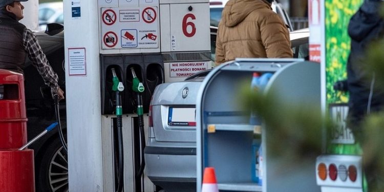 Badanie: W okolicy godziny 16.00 nie warto tankować. Wtedy na stacjach panuje największy ruch