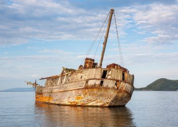 Łódź „widmo” odkryta u wybrzeży japońskiej wyspy Sado. Odcięte głowy na pokładzie