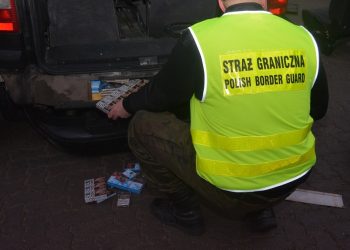 Straż Graniczna przyłapała „pomysłowego” kierowcę. Ukrył papierosy w… dachu samochodu [FOTO]