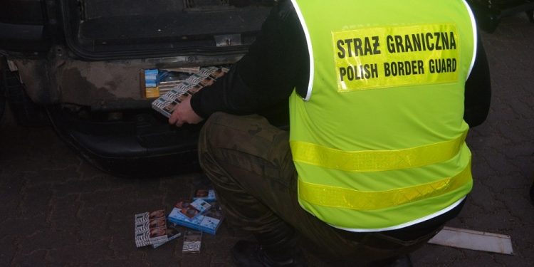 Straż Graniczna przyłapała „pomysłowego” kierowcę. Ukrył papierosy w… dachu samochodu [FOTO]