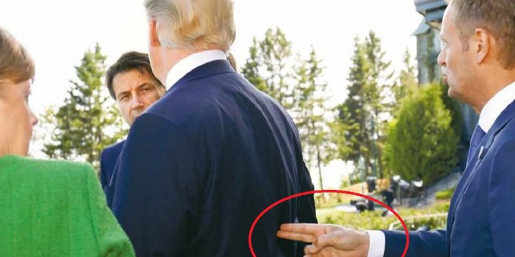 Donald Tusk tłumaczy kontrowersyjne zdjęcie z prezydentem USA. Mówi o „żarcie”