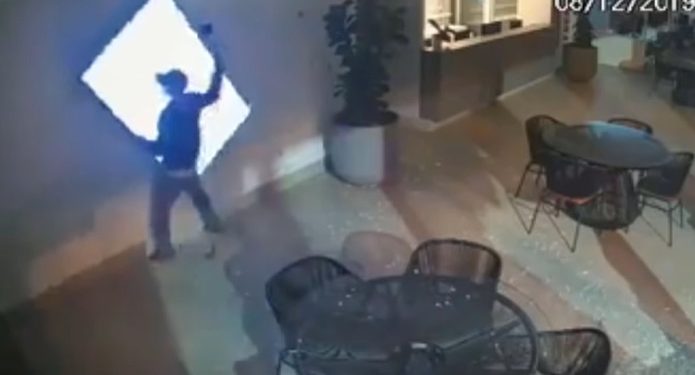 Chcieli ukraść telewizor, ale… coś poszło nie tak [WIDEO]