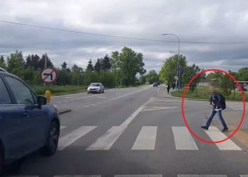 Warszawa: Samochody nie zatrzymywały się przed przejściem. Jeden kierowca zaryzykował i pomógł dziecku [WIDEO]