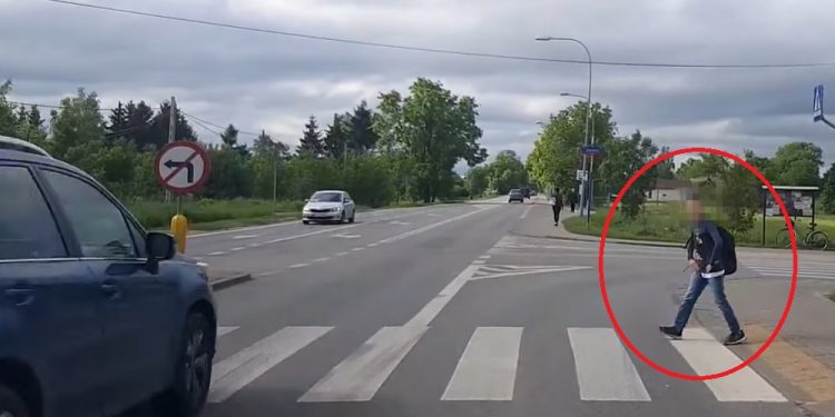 Warszawa: Samochody nie zatrzymywały się przed przejściem. Jeden kierowca zaryzykował i pomógł dziecku [WIDEO]
