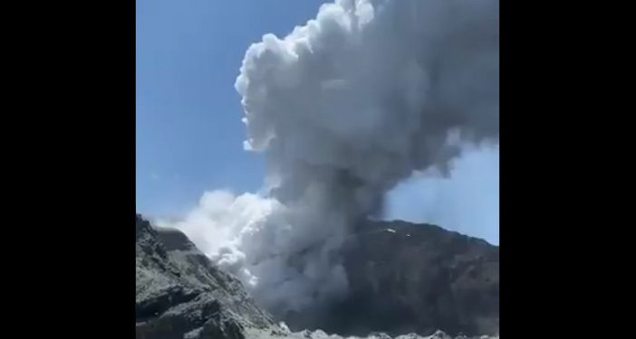 Wulkan wybuchł, gdy byli tam turyści! Są ofiary [WIDEO]