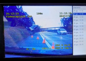 Groźny wypadek na A4. Samochód wyleciał w powietrze [WIDEO]