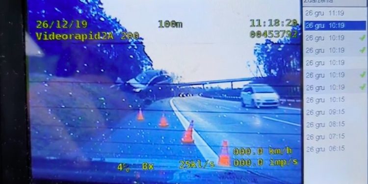 Groźny wypadek na A4. Samochód wyleciał w powietrze [WIDEO]