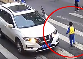 Chiny. Potrącił kobietę z dzieckiem. Chłopiec stanął w obronie matki [WIDEO]