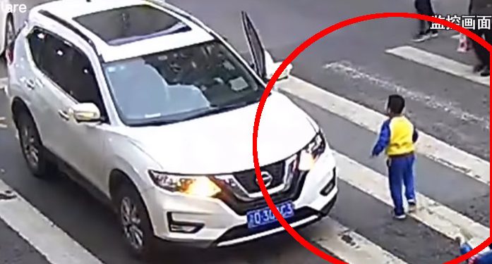 Chiny. Potrącił kobietę z dzieckiem. Chłopiec stanął w obronie matki [WIDEO]