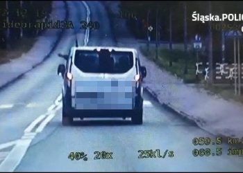 Wyrzucił śmieci z samochodu. Za nim jechała policja