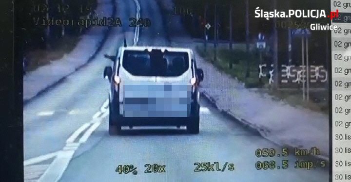 Wyrzucił śmieci z samochodu. Za nim jechała policja