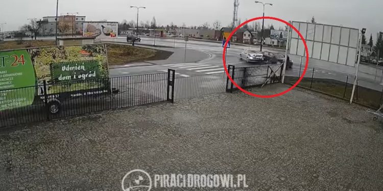 Śrem: Pieszy oszukał przeznaczenie. Znalazł się w centrum strasznego wypadku [WIDEO]