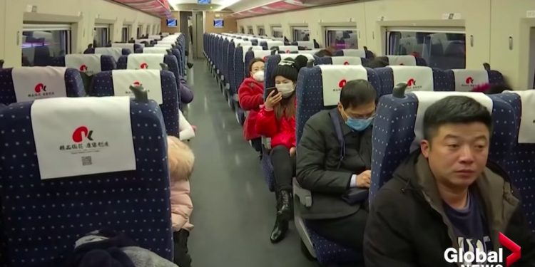 Zarażona kobieta z Wuhan przyleciała do Paryża. Oszukała system, ale wpadła przez… posty w sieci