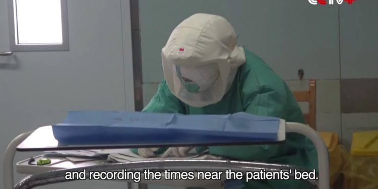 Koronawirus w Chinach. Pokazano nagranie ze szpitala [WIDEO]