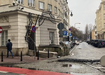 Brama przed Kancelarią Prezydenta zniszczona. Uderzyła ciężarówka [WIDEO]