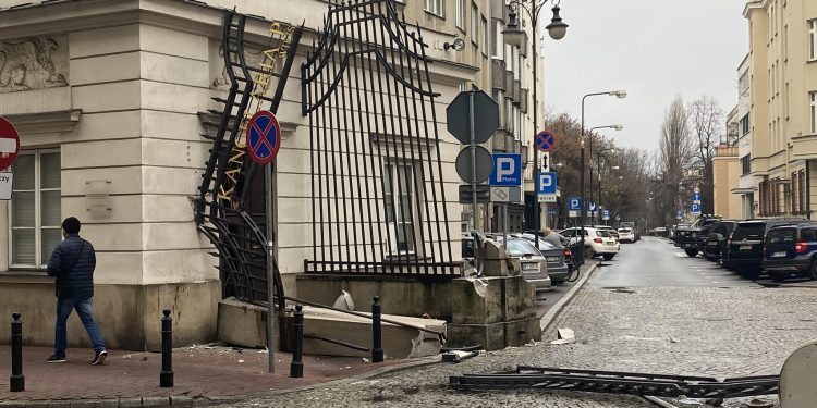 Brama przed Kancelarią Prezydenta zniszczona. Uderzyła ciężarówka [WIDEO]