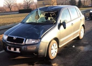 Bryła lodu spadła na samochód. Kierująca w poważnym stanie